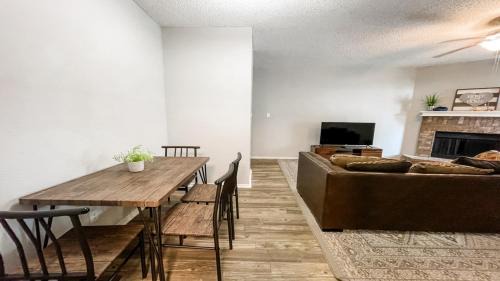 South Side Apartamento | Spacious Poolside Oasis with Easy Access & Parking
