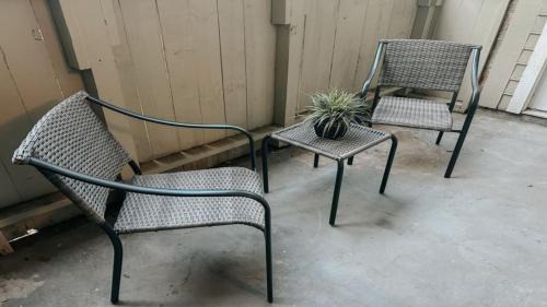 South Side Apartamento | Spacious Poolside Oasis with Easy Access & Parking