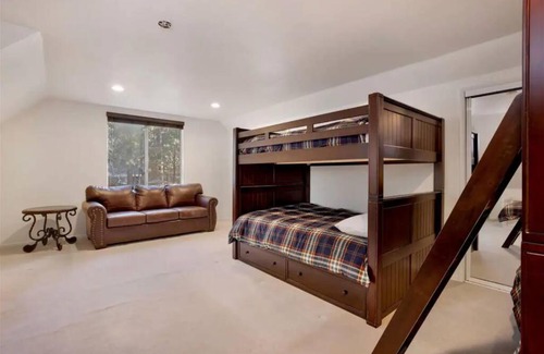 Big Bear Chalet De Esquí | Spacious, Private 3 bedroom Chalet with Hot Tub!