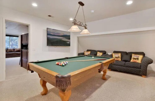 Big Bear Chalet De Esquí | Spacious, Private 3 bedroom Chalet with Hot Tub!