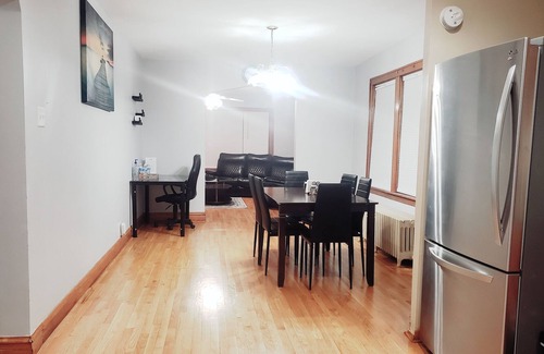 Belmont Cragin Apartamento | Spacious Private Floor Fast Wi-Fi Selfcheck-in/Parking