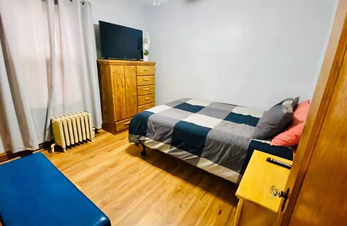 Belmont Cragin Apartamento | Spacious Private Floor Fast Wi-Fi Selfcheck-in/Parking