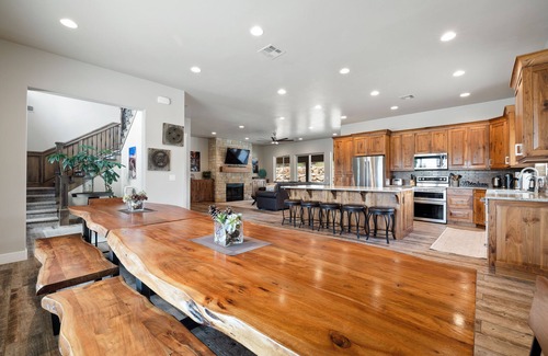 Zion National Park East Entrance Casa | Spacious, Private Hot Tub, 6 bedrooms 5 Ensuite Bathrooms. 7th night FREE!
