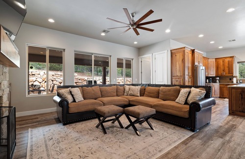 Zion National Park East Entrance Casa | Spacious, Private Hot Tub, 6 bedrooms 5 Ensuite Bathrooms. 7th night FREE!
