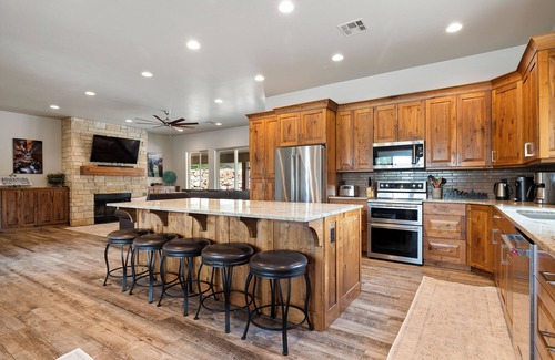 Zion National Park East Entrance Casa | Spacious, Private Hot Tub, 6 bedrooms 5 Ensuite Bathrooms. 7th night FREE!