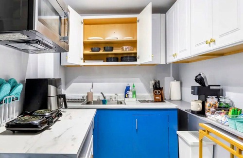 Harbor Casa | Spacious Private Studio near Disneyland w Backyard