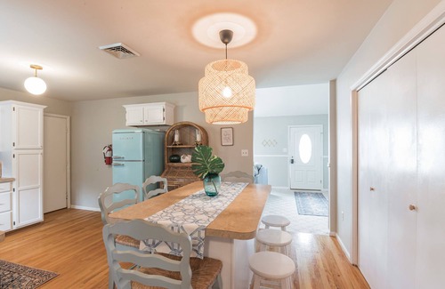 Cape May Court House Casa | Spacious ranch 65” 4K tv deck, grill, fire pit fenced yd , office, baby gear