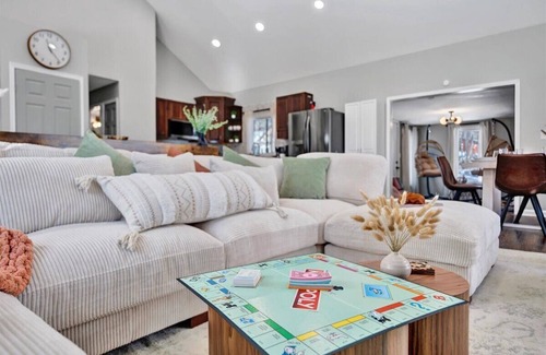Tobyhanna Casa | Spacious Ranch Getaway HotTub 2 KingBeds DogFriendly Arcade 75" 4K TVs