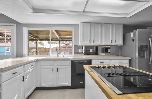The Colony Casa | Spacious Ranch Style home in The Colony! Pool, Hot Tub & More!