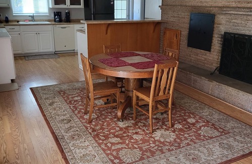 Red Bluff Casa | Spacious Red Bluff mid-century ranch style