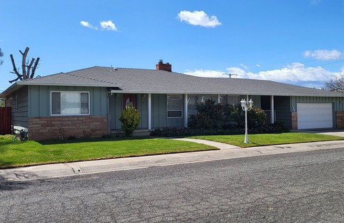 Red Bluff Casa | Spacious Red Bluff mid-century ranch style