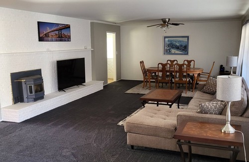 Red Bluff Casa | Spacious Red Bluff mid-century ranch style