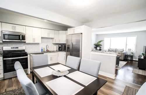 North Riverside Condominio | Spacious, Renovated Suburban 2-Bed Near Chicago and Transportation