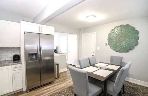 North Riverside Condominio | Spacious, Renovated Suburban 2-Bed Near Chicago and Transportation