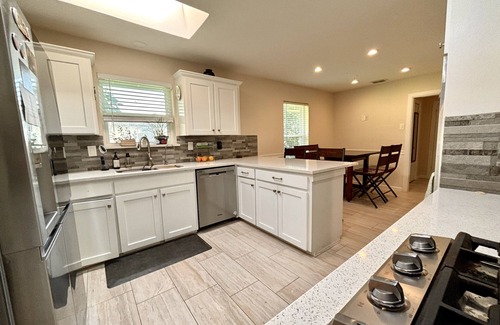 Carrollton Casa | Una casa grande cerca de Dallas 4 habitaciones 3 banos