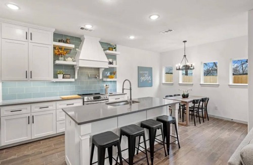 Central Arlington Casa | Spacious retreat in Arlington 1 mi to AT&T Stadium