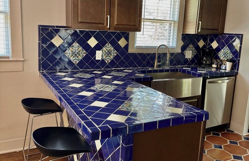 River Road Apartamento | Spacious Retreat Near River Walk & The Pearl – 2BR, Ideal for Groups