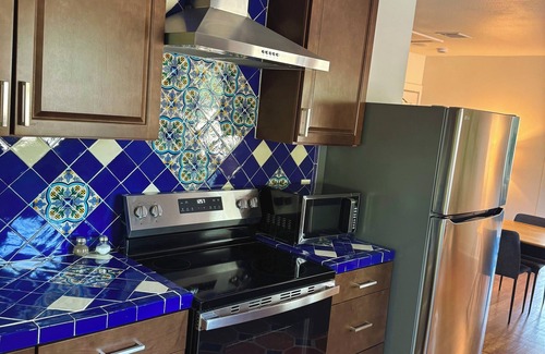 River Road Apartamento | Spacious Retreat Near River Walk & The Pearl – 2BR, Ideal for Groups