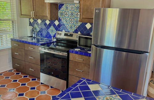 River Road Apartamento | Spacious Retreat Near River Walk & The Pearl – 2BR, Ideal for Groups
