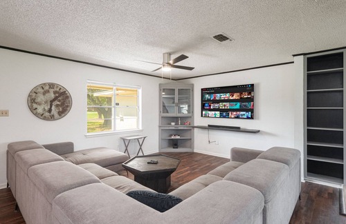 Southwest Arlington Casa | Spacious Retreat near✔️AT&T✔️Rangers Stadium✔️Six Flags✔️Ft.Worth & Dallas