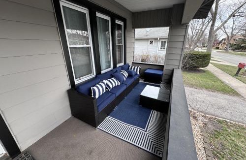 Des Plaines Casa | Spacious Retreat Near Convention Centers home