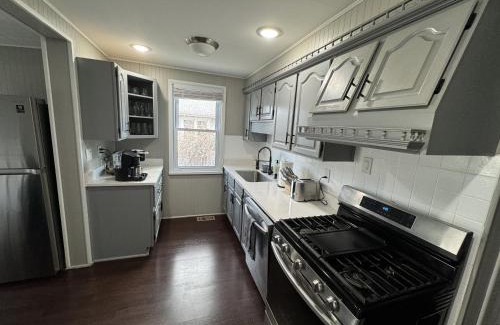 Des Plaines Casa | Spacious Retreat Near Convention Centers home