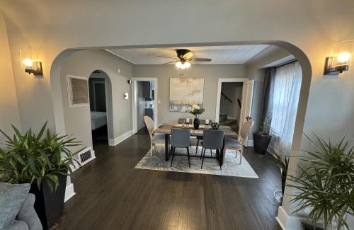 Des Plaines Casa | Spacious Retreat Near Convention Centers home