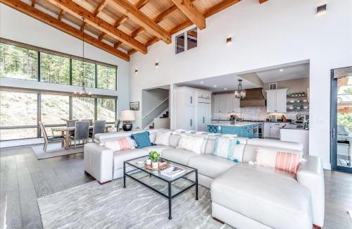 Bailey Casa | Spacious Retreat W Hot Tub & Putting Green