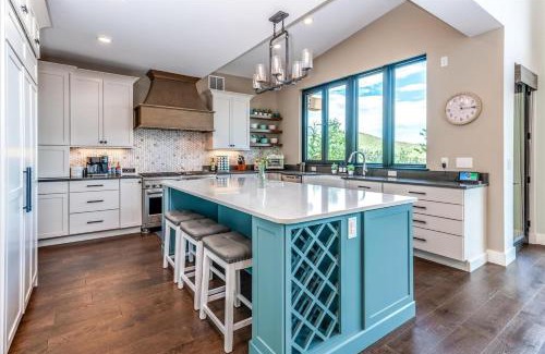Bailey Casa | Spacious Retreat W Hot Tub & Putting Green