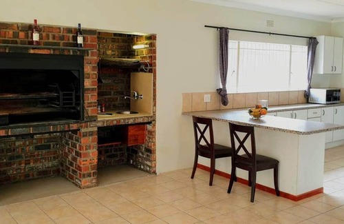 Gordon's Bay Villa | Villa espaciosa junto al río con interior Braai