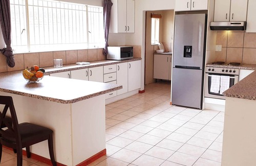 Gordon's Bay Villa | Villa espaciosa junto al río con interior Braai
