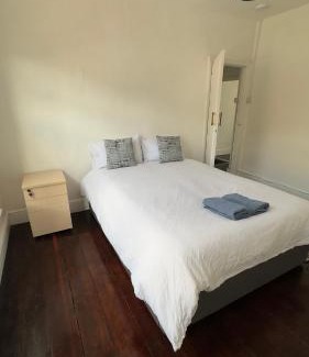 Redcliffe Casa | Spacious room 3