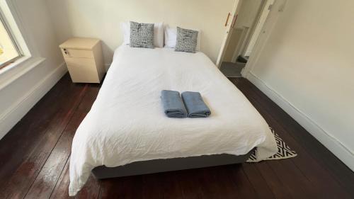 Redcliffe Casa | Spacious room 3