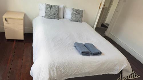 Redcliffe Casa | Spacious room 3