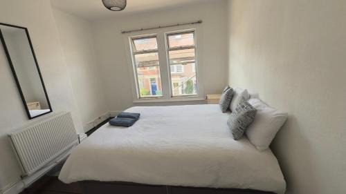 Redcliffe Casa | Spacious room 3