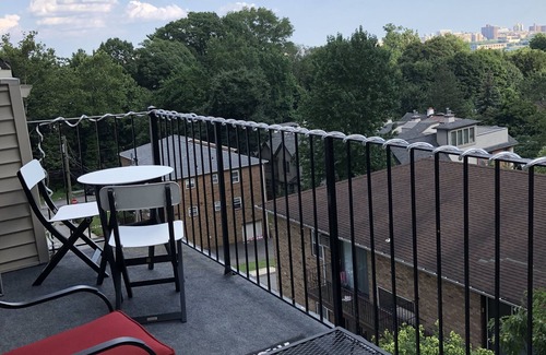 Fort Lee Casa | Spacious room for rent w/ pvt . bathroom and amazing NYC views in Edgewater NJ.