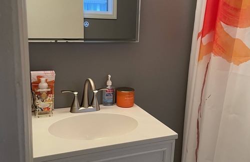 Fort Lee Casa | Spacious room for rent w/ pvt . bathroom and amazing NYC views in Edgewater NJ.