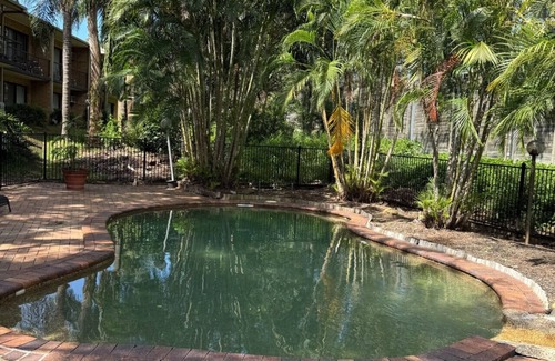 Mount Ommaney Hotel | Spacious Room Ideal for Biz & Leisure.