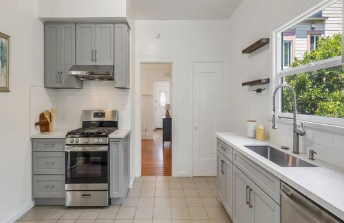 Chinatown Casa | Spacious Room w/ Private Bath, Prime Location Near Lake Merritt BART & SF Access
