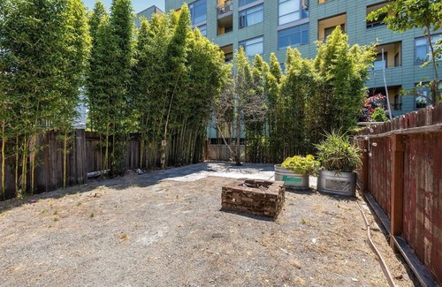 Chinatown Casa | Spacious Room w/ Private Bath, Prime Location Near Lake Merritt BART & SF Access