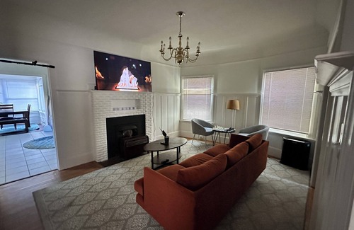Chinatown Casa | Spacious Room w/ Private Bath, Prime Location Near Lake Merritt BART & SF Access