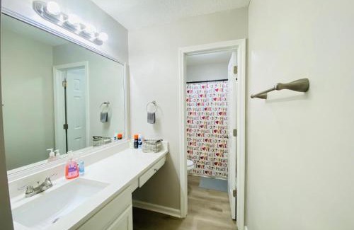 Southeast Raleigh Casa | Spacious room with Shared bathroom