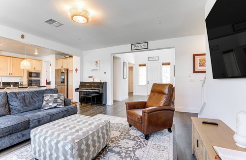 Roseville Casa | Spacious Roseville Home w/ Patio - Near Golf!