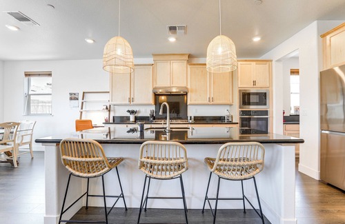 Roseville Casa | Spacious Roseville Home w/ Patio - Near Golf!