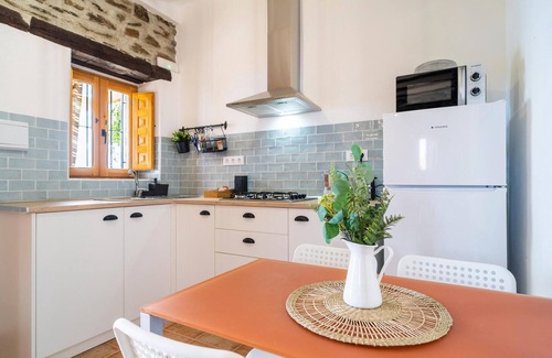Adra Casa | Spacious, rustic cottage with sea view.