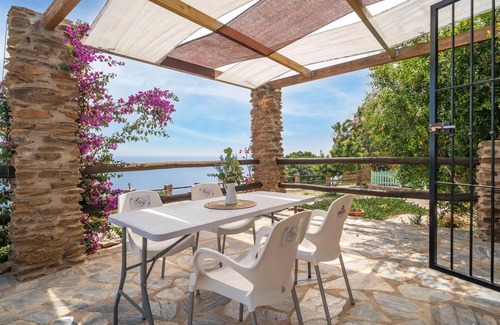 Adra Casa | Spacious, rustic cottage with sea view.