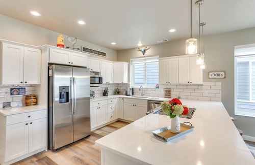 Spearfish Cabaña | Spacious, Rustic Spearfish Home: Walk to Downtown!