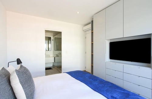 Mouille Point Apartamento | Spacious sea facing one bedroom apartment
