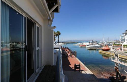 Mouille Point Apartamento | Spacious sea facing one bedroom apartment