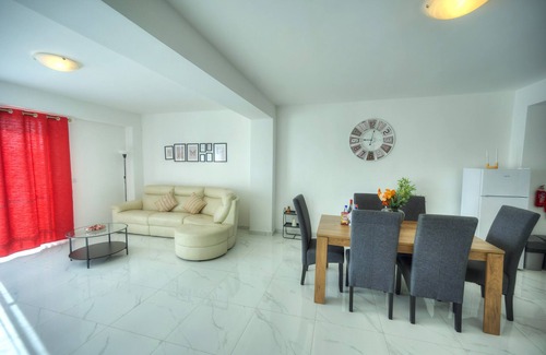 Gzira Apartamento | Spacious seafront 2 bedrooms with hot tub GOGZR-5